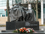 "Cyryl Ratajski z miastem w tle"