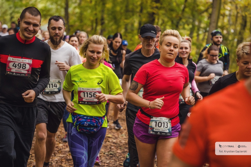 Grupa ludzi podczas biegu City Trail - grafika rozmowy