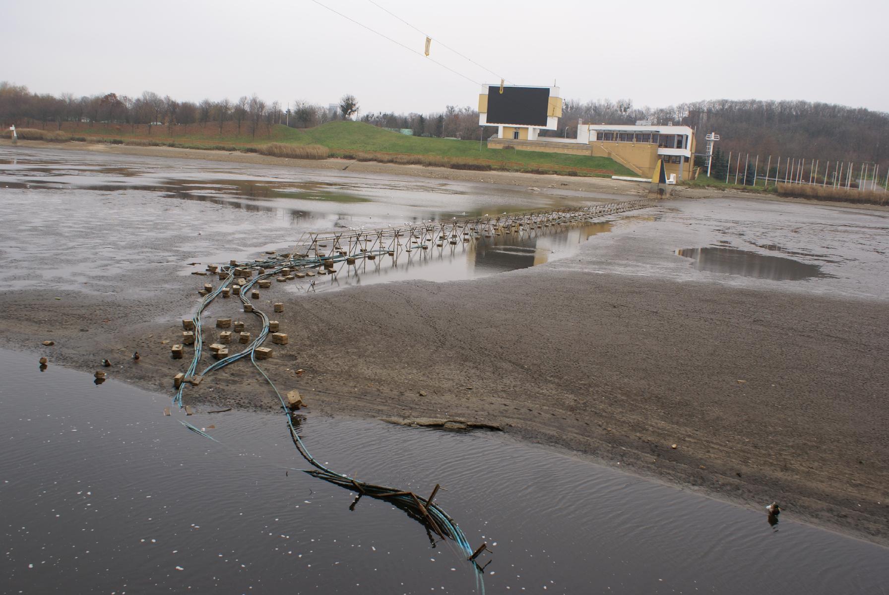 Zdjęcie przedstawia Jezioro Maltańskie, w którym pozostało już bardzo niewiele wody. - grafika rozmowy