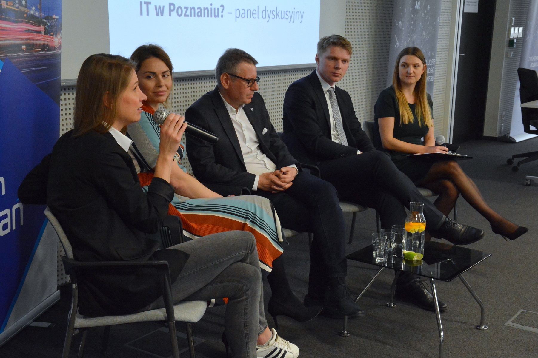 W przestrzeni Plus Jeden spotkali się przedstawiciele Urzędu Miasta Poznania, działających w Poznaniu firm z branży IT oraz eksperci z Experis Manpower Group - grafika rozmowy