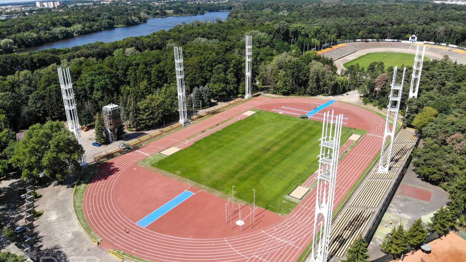 Zdjęcie przedstawia stadion na Golęcinie widziany z lotu ptaka.