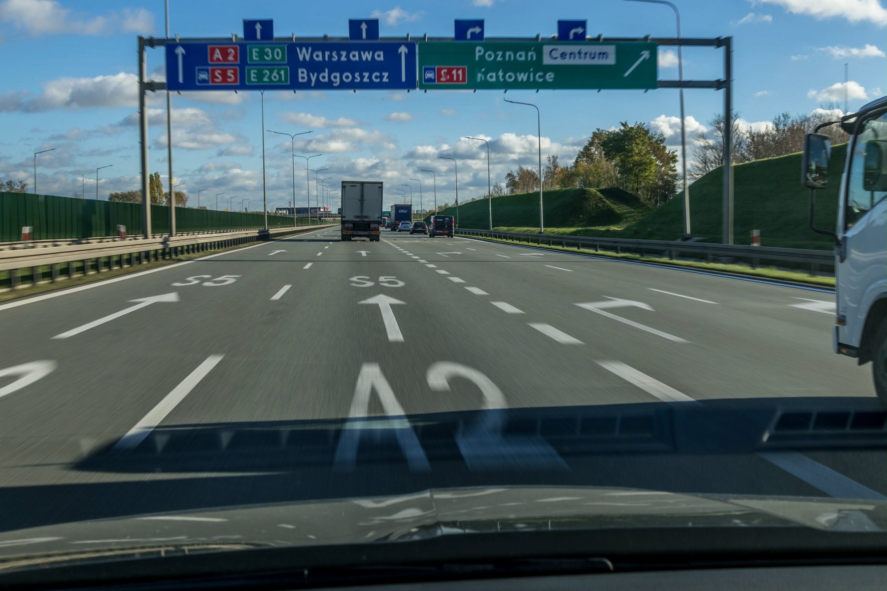 Zdjęcie z autostradowej obwodnicy Poznania - grafika rozmowy