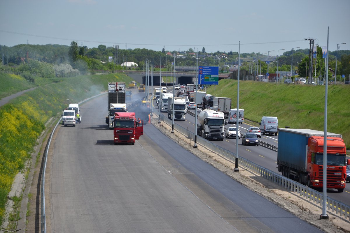 Trwają prace przy budowie trzeciego pasa na autostradowej obwodnicy Poznania fot. Autostrada Wielkopolska - grafika rozmowy
