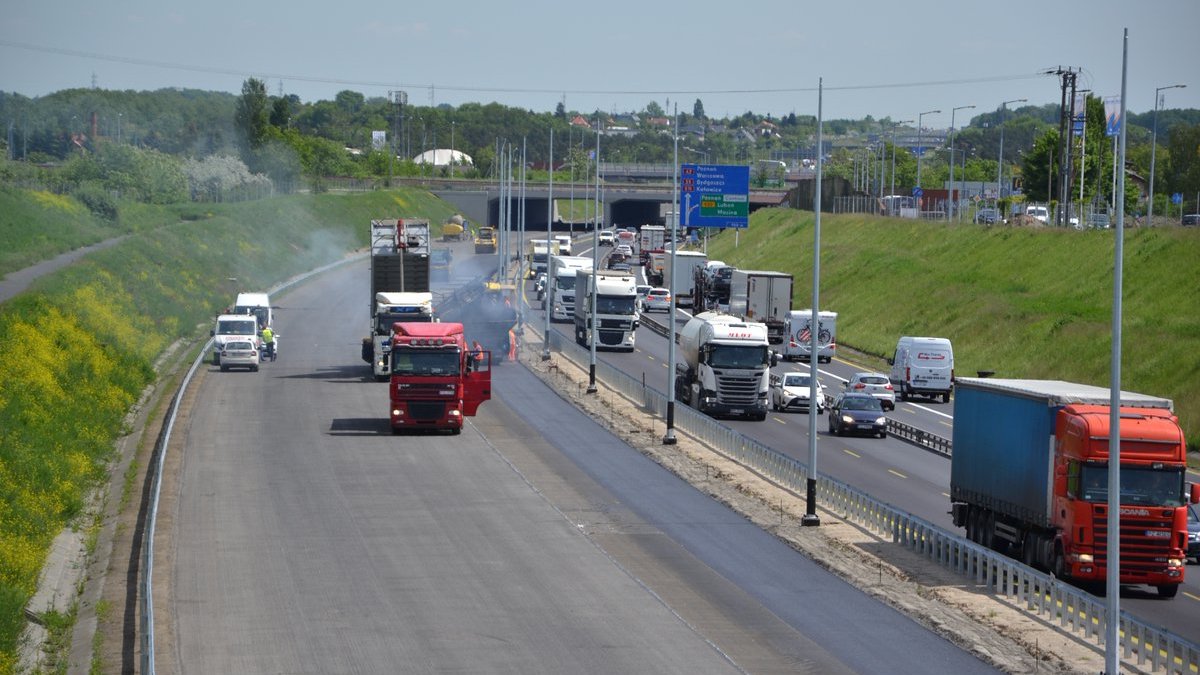 Trwają prace przy budowie trzeciego pasa na autostradowej obwodnicy Poznania fot. Autostrada Wielkopolska