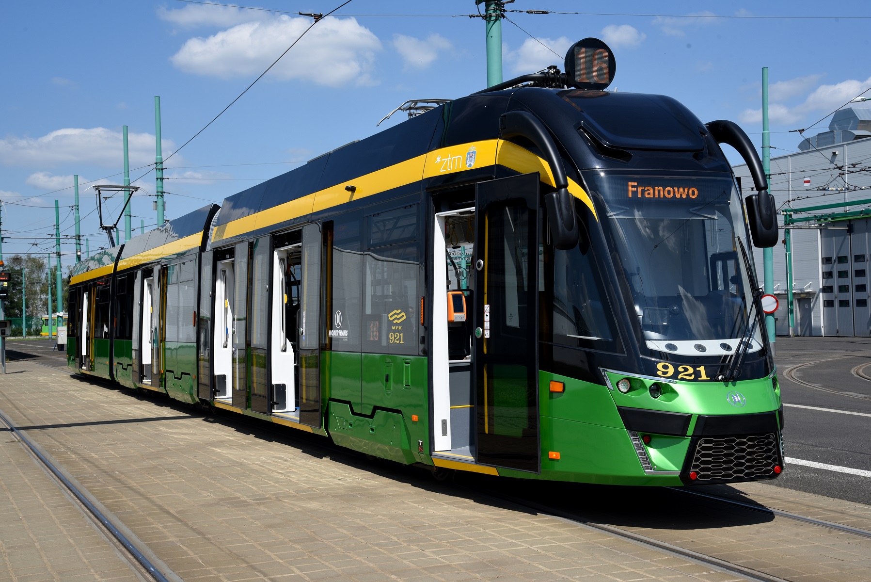 Na początku sierpnia pasażerów w Poznaniu zacznie wozić nowy dwukierunkowy tramwaj Moderus Gamma - grafika rozmowy