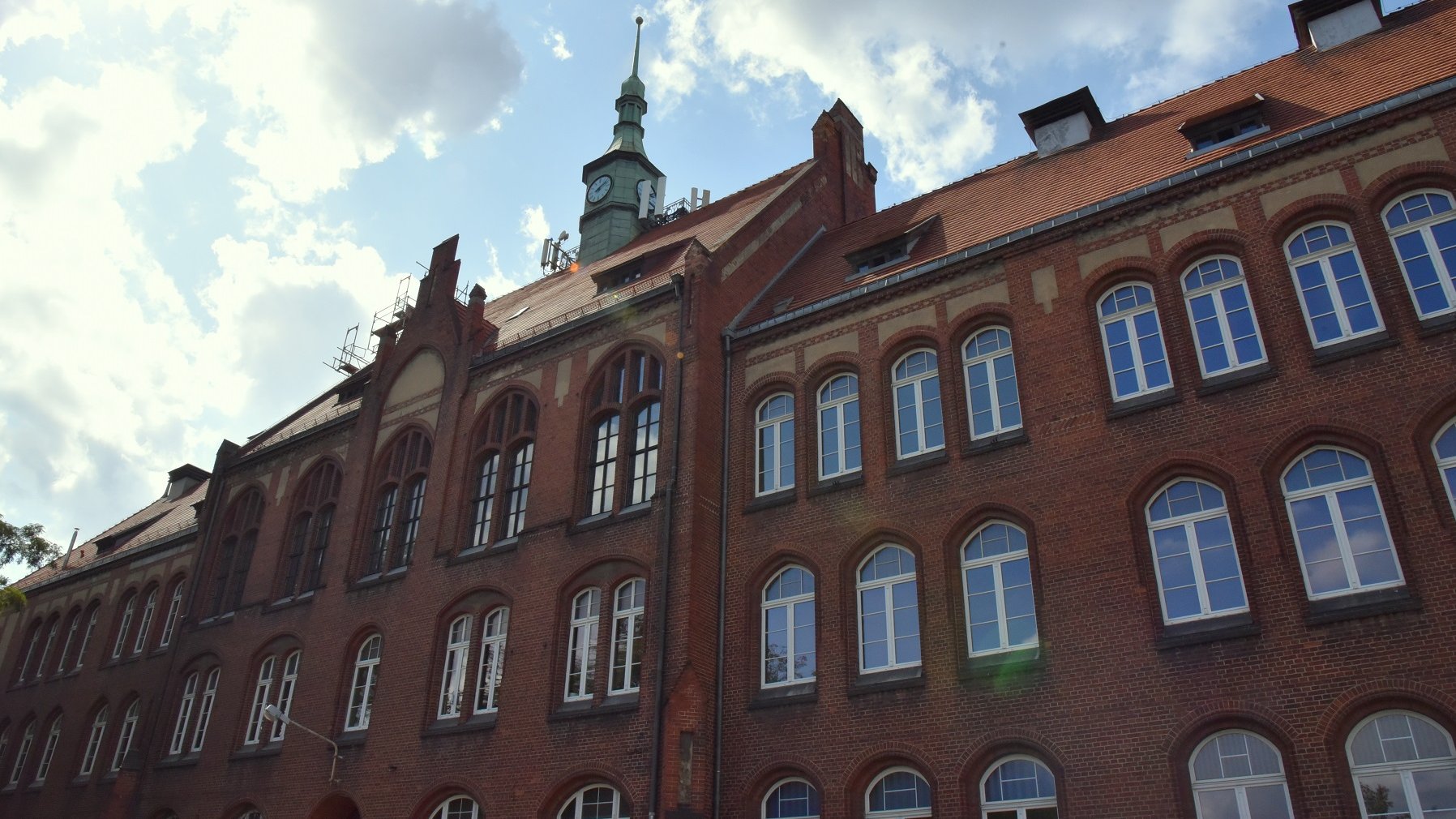 Trwają kompleksowe prace związane z renowacją ceglanych elewacji I LO, słynnego "Marcinka