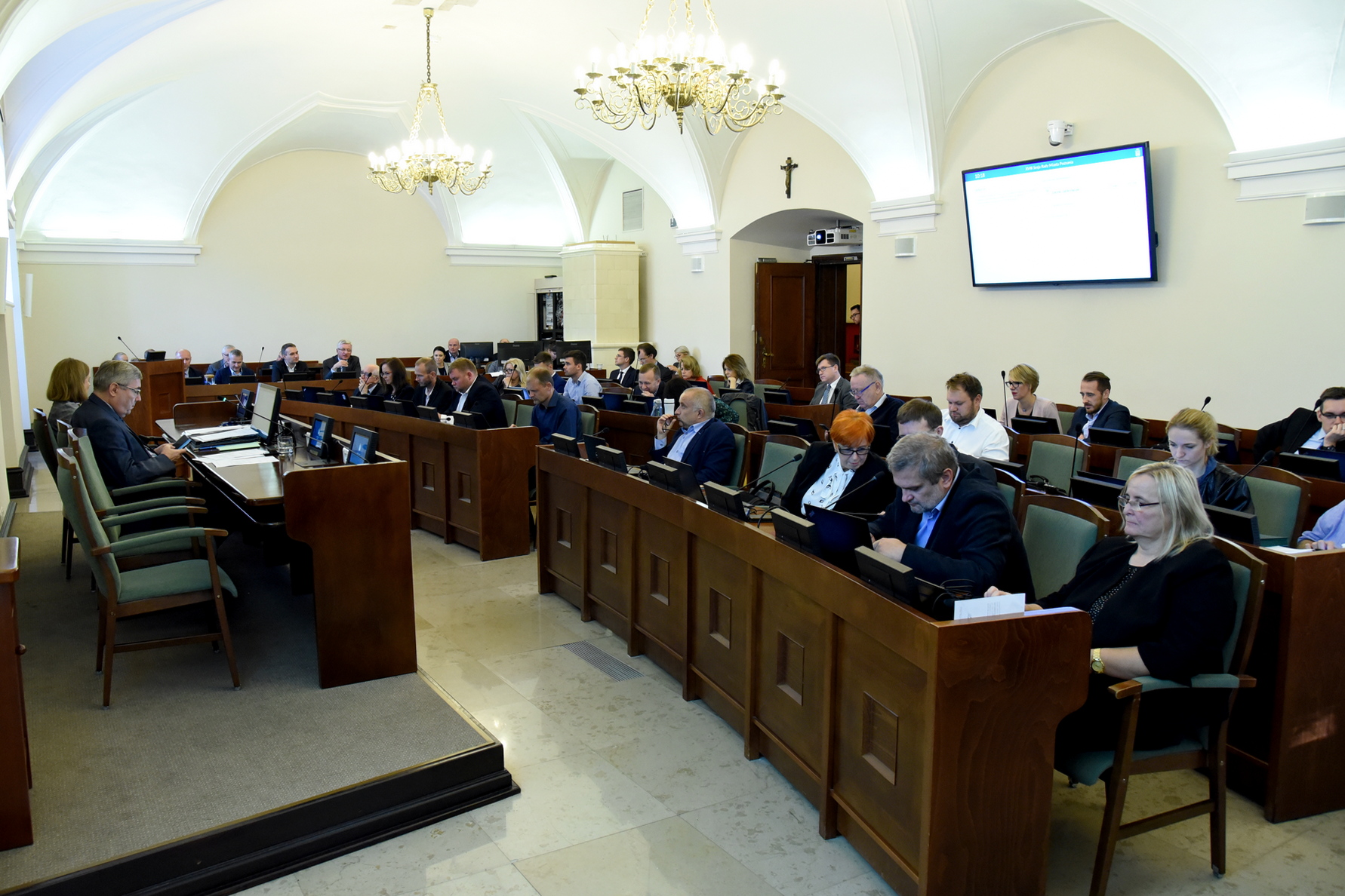 Przyjęta przez radnych uchwała to konsekwentna kontynuacja istniejących już działań miasta - grafika rozmowy