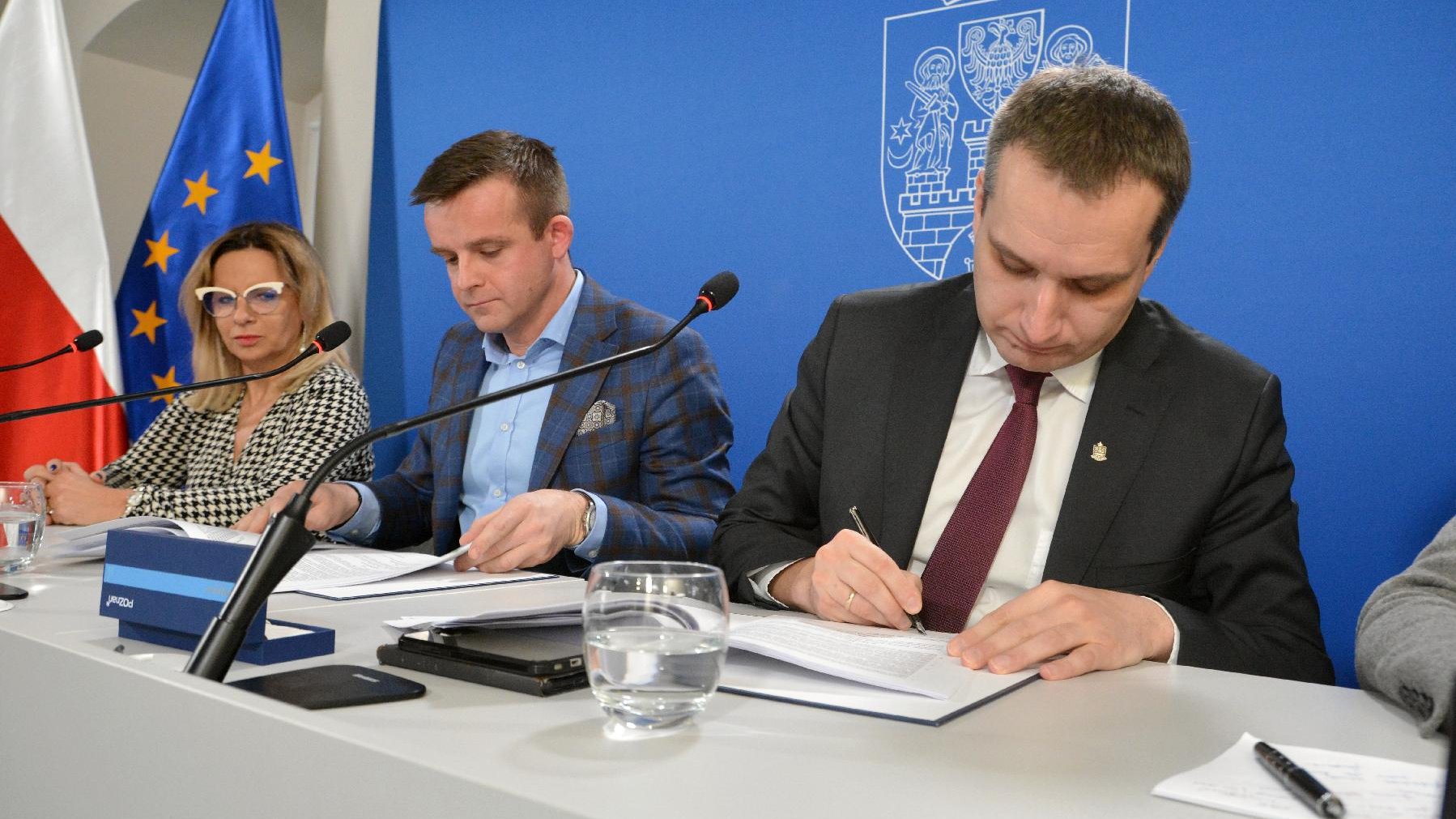 Mariusz Wiśniewski, zastępca prezydenta Poznania i Piotr Subczak, dyrektor Obszaru Budownictwo Inżynieryjne Skanska S.A. podpisali umowę na przebudowę Rynku Łazarskiego