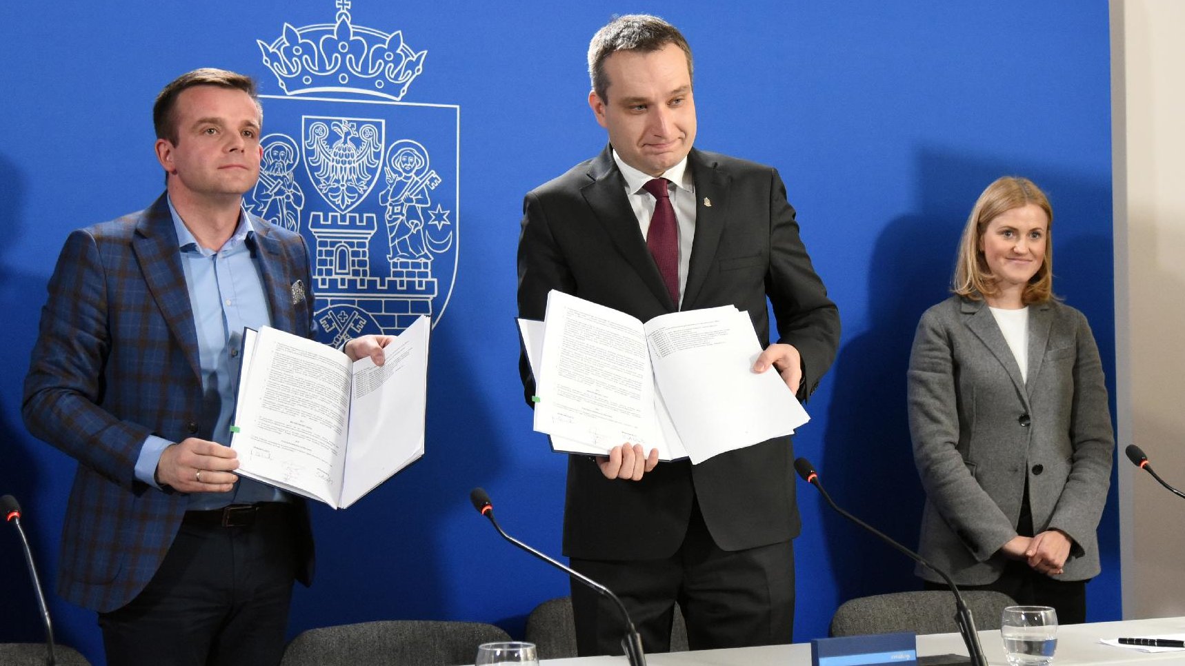 Mariusz Wiśniewski, zastępca prezydenta Poznania i Piotr Subczak, dyrektor Obszaru Budownictwo Inżynieryjne Skanska S.A. podpisali umowę na przebudowę Rynku Łazarskiego.