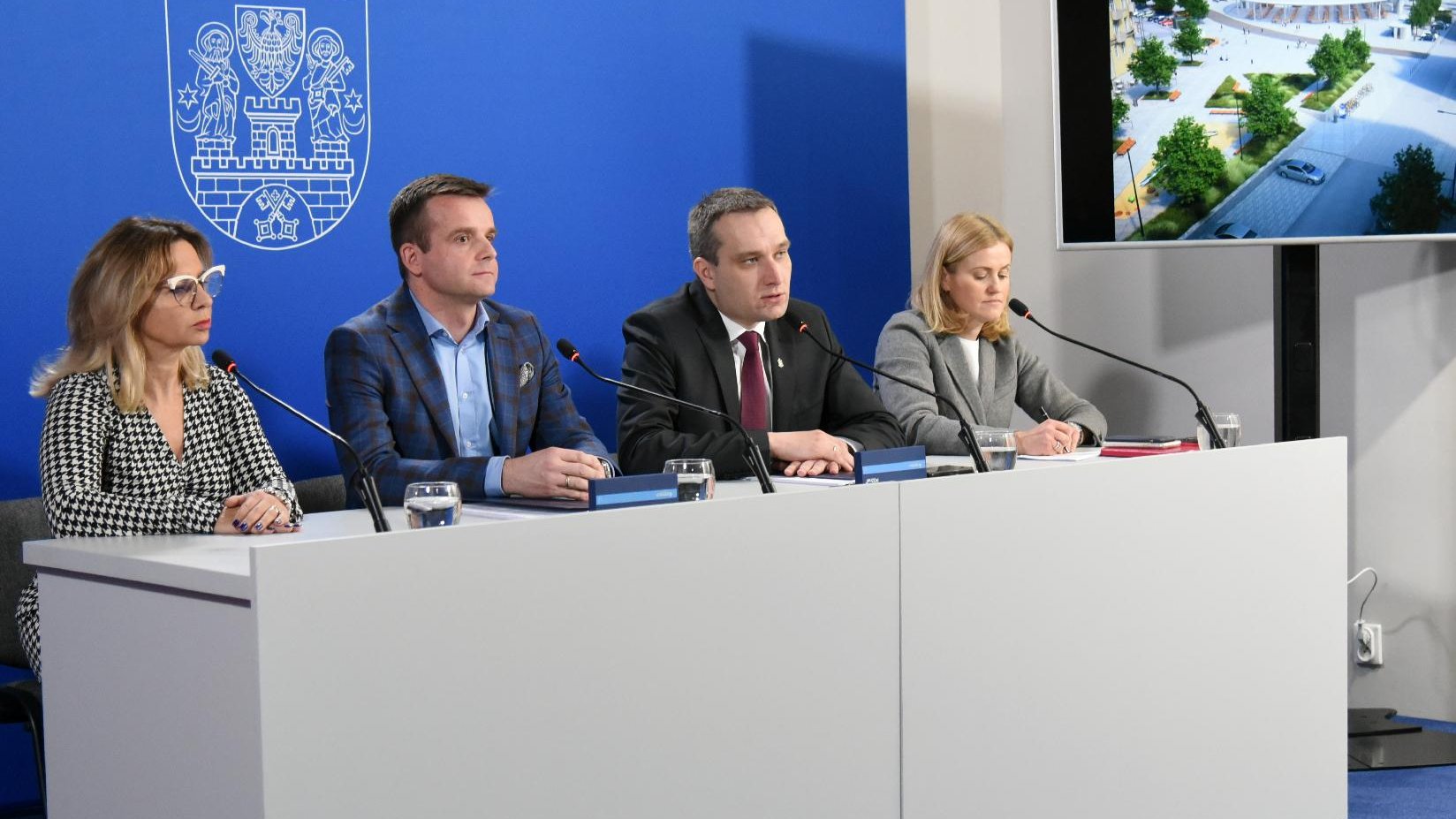 Mariusz Wiśniewski, zastępca prezydenta Poznania i Piotr Subczak, dyrektor Obszaru Budownictwo Inżynieryjne Skanska S.A. podpisali umowę na przebudowę Rynku Łazarskiego.