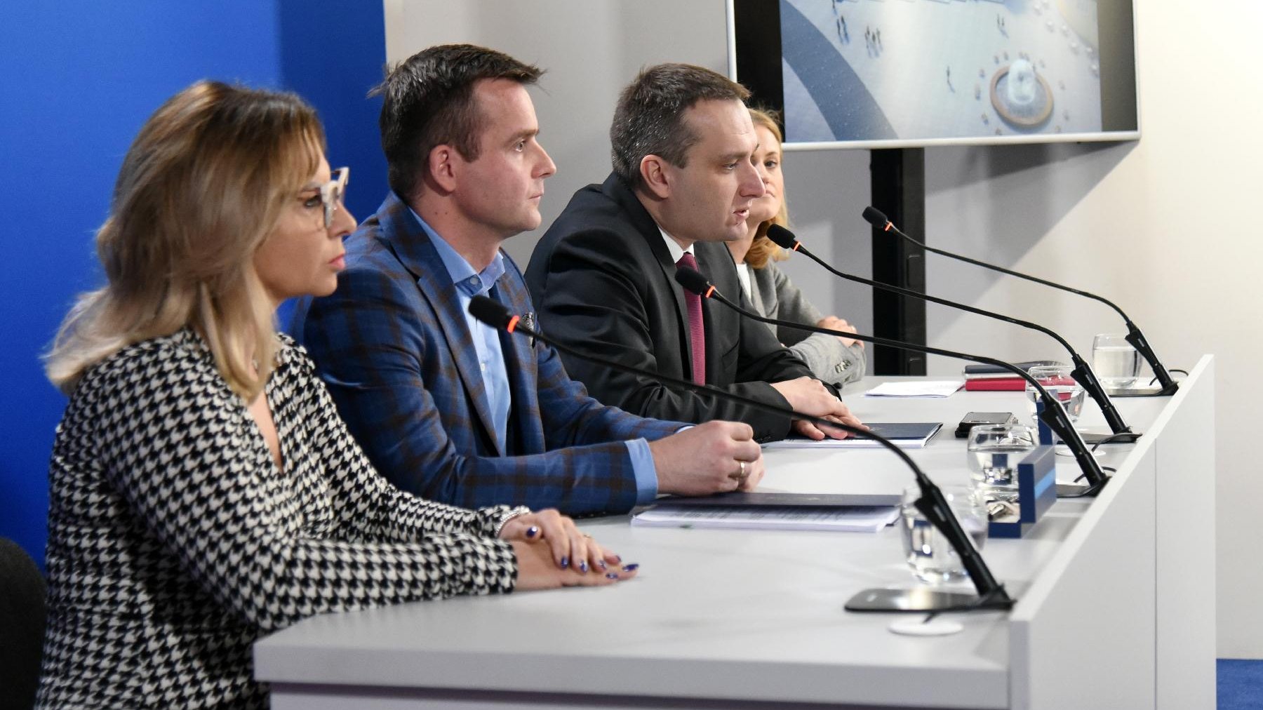 Mariusz Wiśniewski, zastępca prezydenta Poznania i Piotr Subczak, dyrektor Obszaru Budownictwo Inżynieryjne Skanska S.A. podpisali umowę na przebudowę Rynku Łazarskiego.