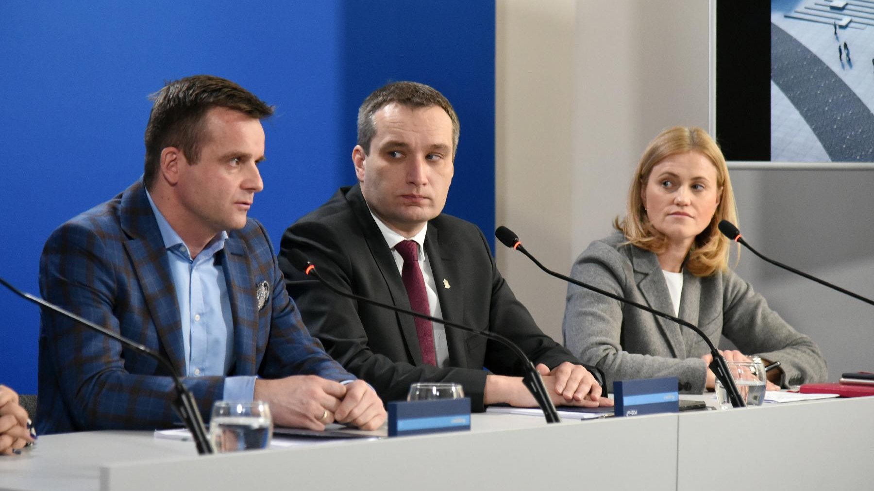 Mariusz Wiśniewski, zastępca prezydenta Poznania i Piotr Subczak, dyrektor Obszaru Budownictwo Inżynieryjne Skanska S.A. podpisali umowę na przebudowę Rynku Łazarskiego.