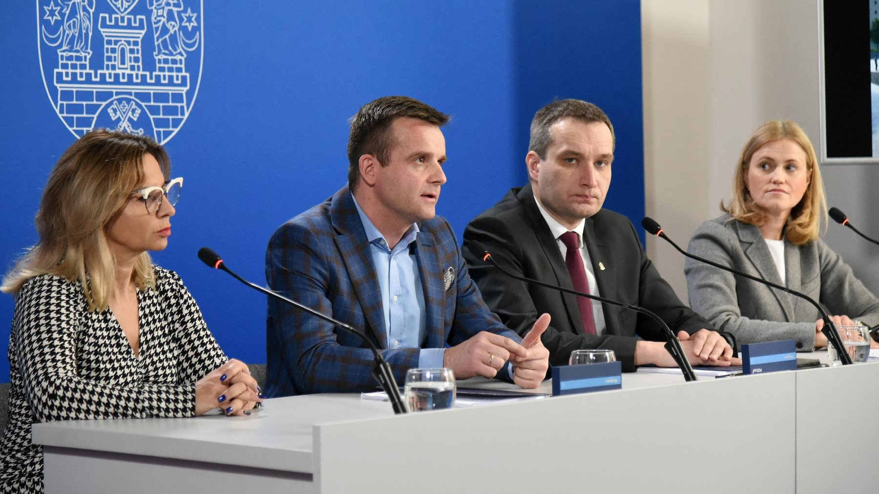 Mariusz Wiśniewski, zastępca prezydenta Poznania i Piotr Subczak, dyrektor Obszaru Budownictwo Inżynieryjne Skanska S.A. podpisali umowę na przebudowę Rynku Łazarskiego.