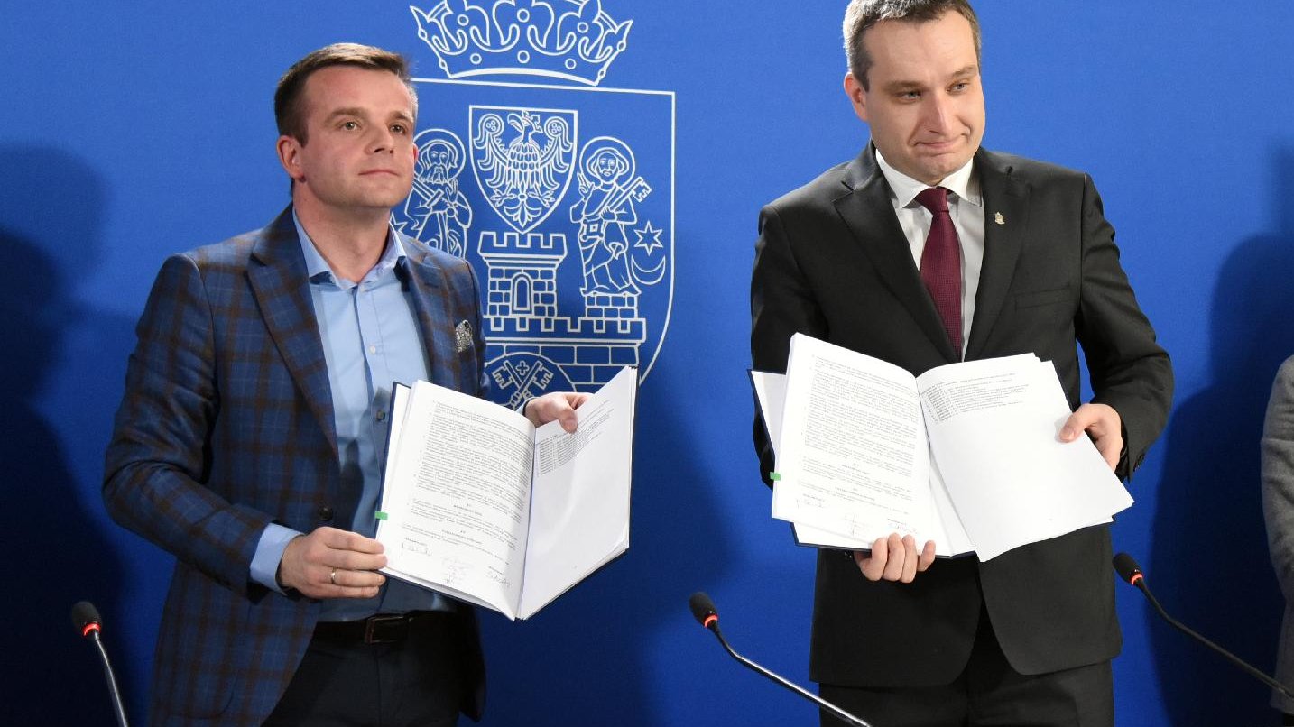 Mariusz Wiśniewski, zastępca prezydenta Poznania i Piotr Subczak, dyrektor Obszaru Budownictwo Inżynieryjne Skanska S.A. podpisali umowę na przebudowę Rynku Łazarskiego.