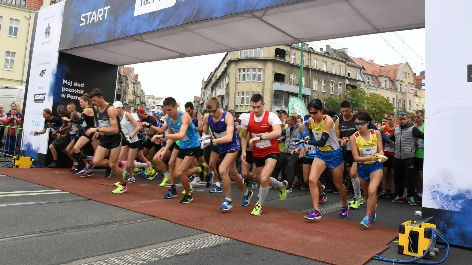 Poznański półmaraton co roku przyciąga tysiące biegaczy - grafika rozmowy