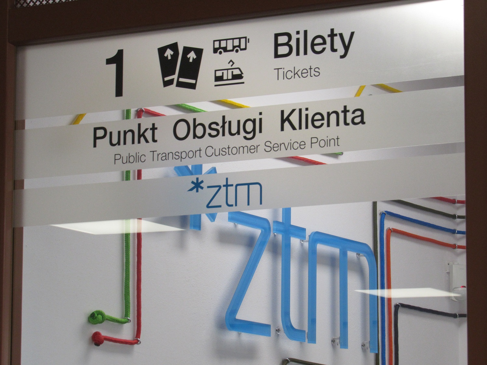 Od 27 kwietnia część Punktów Obsługi Klienta ZTM otwarta - grafika rozmowy