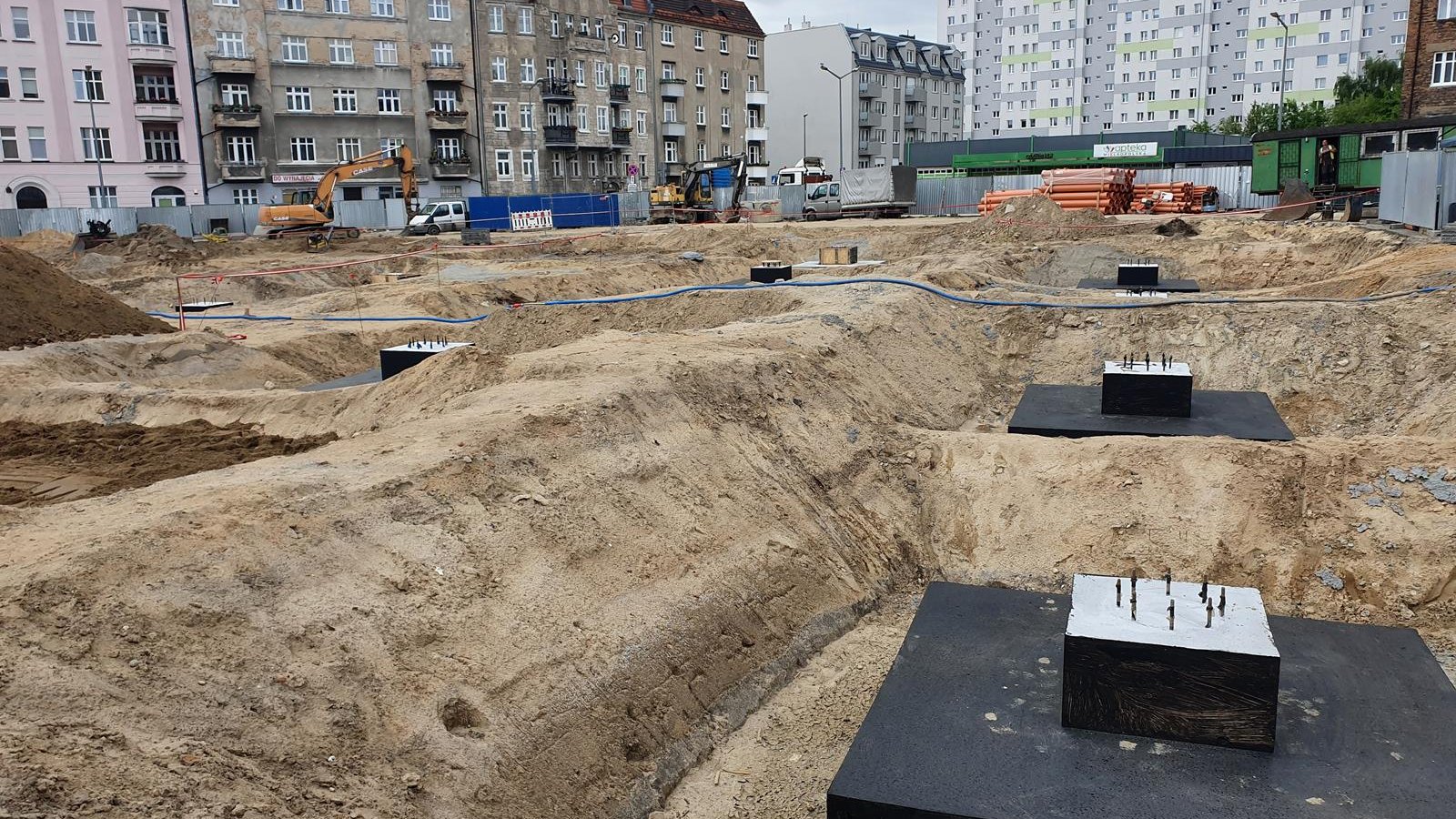 Stoi już większość fundamentów pod 23 słupy, pomiędzy którymi rozciągnięty będzie dach