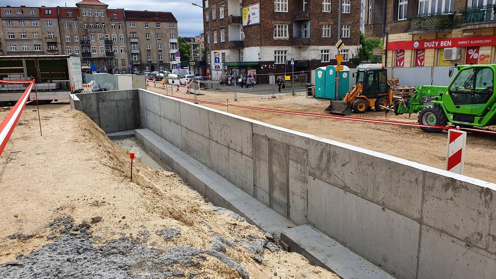 Przy Skwerze im. Kazimierza Nowaka wykonane są fundamenty pod mur oporowy