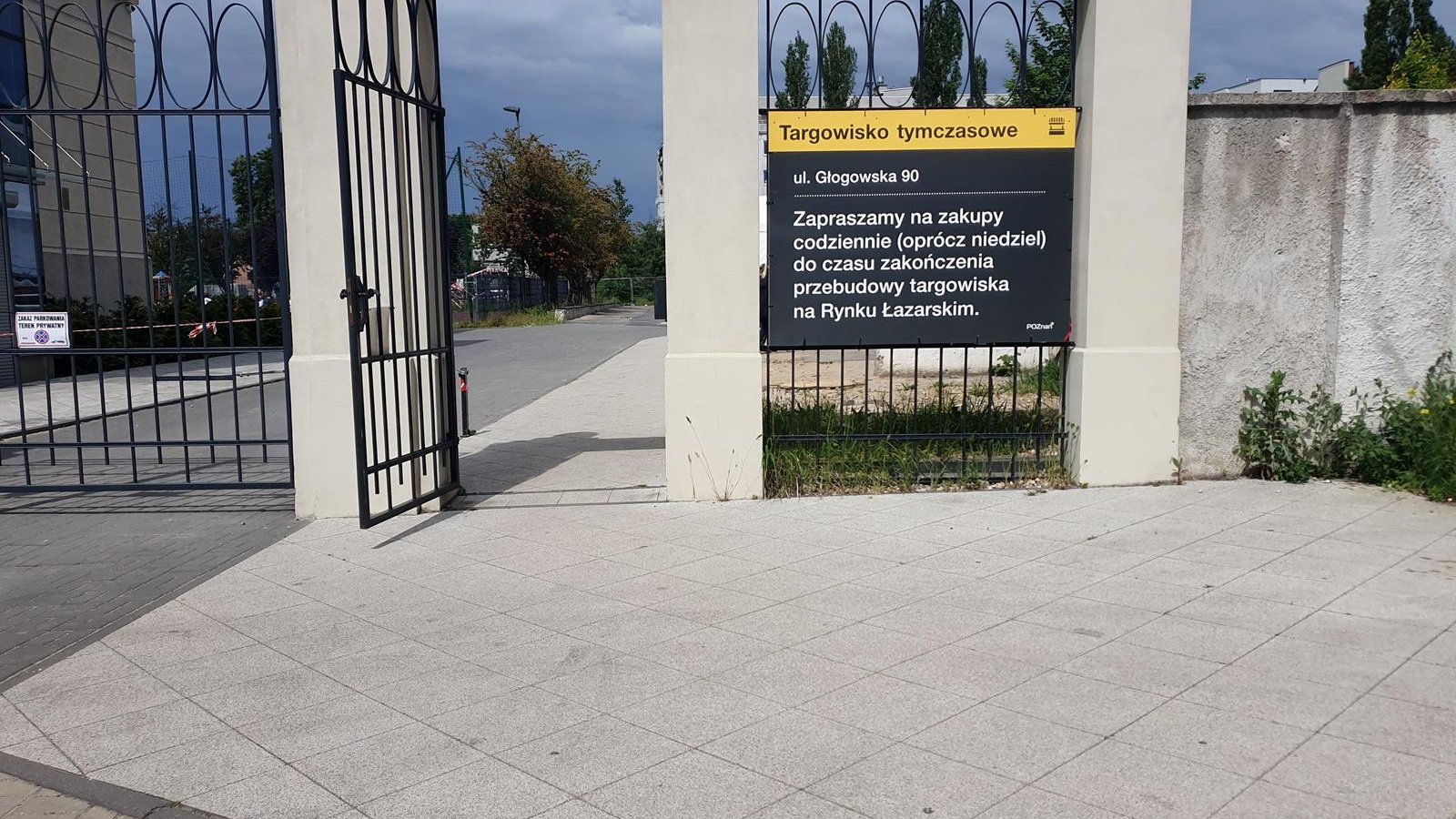 Na czas prac kupcy przenieśli się na tymczasowe targowisko na parking za szkołą muzyczną przy ul. Głogowskie