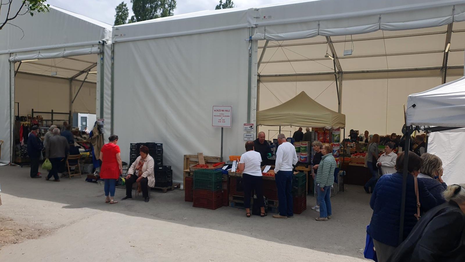 Na tymczasowe targowisko można wejść od strony ul. Głogowskiej, jak i Kasprzaka