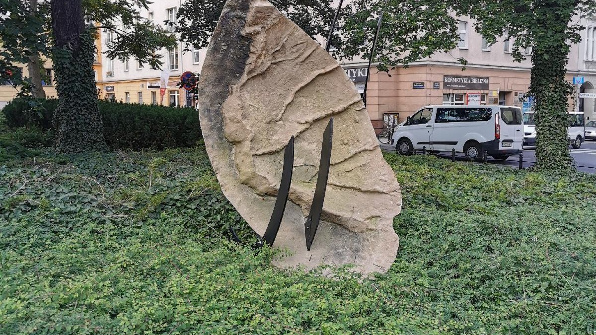 Na placu Ratajskiego stanęła nowa rzeźba, fot. UAP.