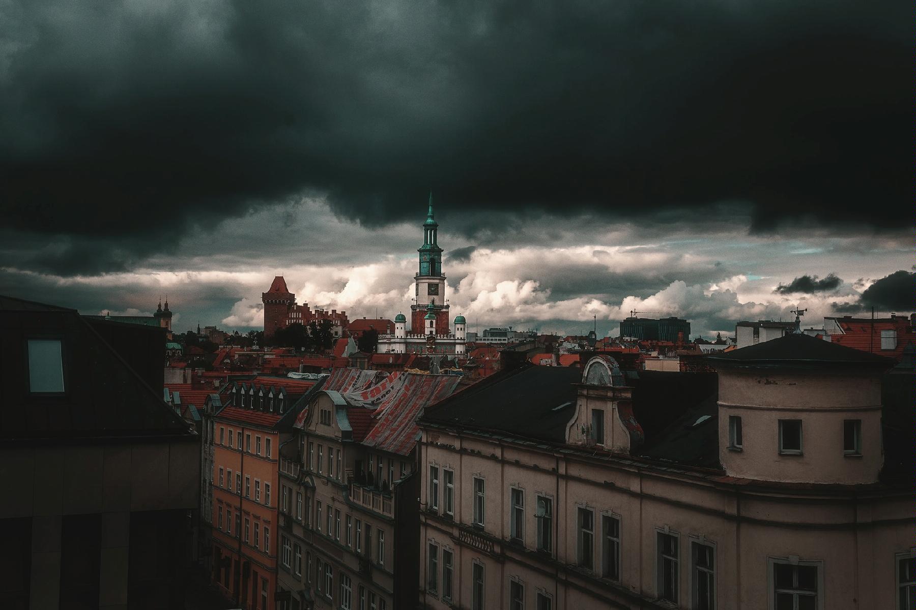 IMGW ostrzega, że groźne zjawiska pogodowe mogą wystąpić także w piątek/ fot. Wladimir Matelski - grafika rozmowy
