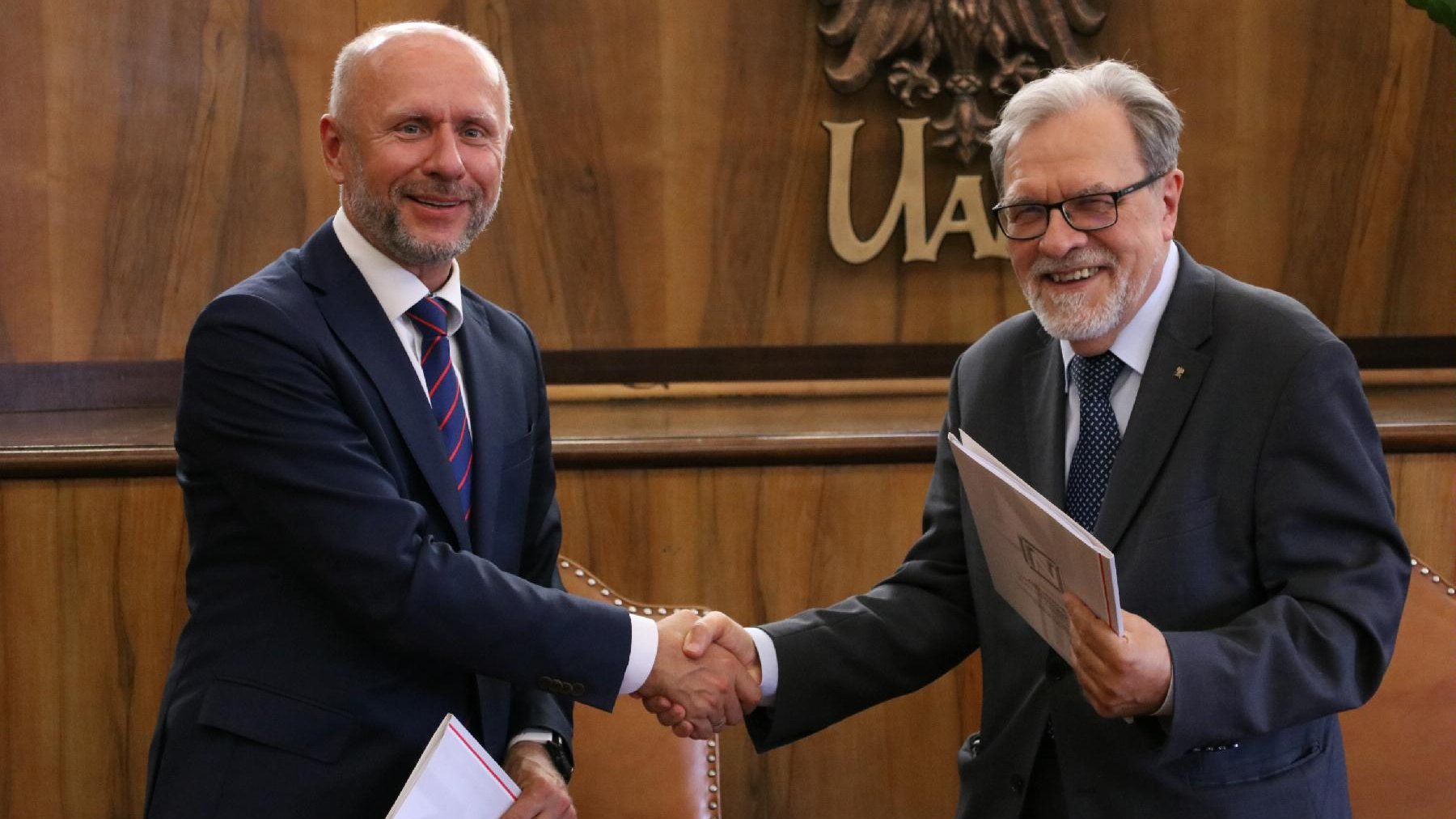 Na zdjęciu znajdują się rektor UAM Andrzej Lesicki i Bartosz Guss, wiceprezydent Poznania. Panowie podają sobie dłonie