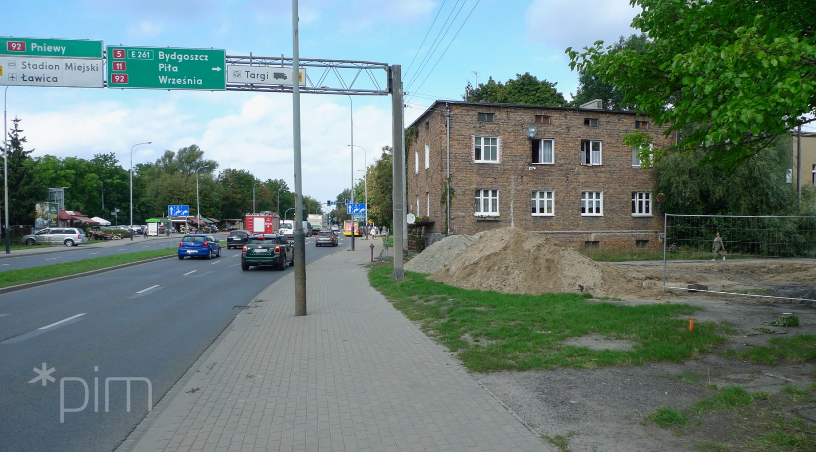 Ulica Ściegiennego. Widać kratownicę z drogowskazami dróg krajowych. Na wprost dom. Po prawej wykopy - grafika rozmowy