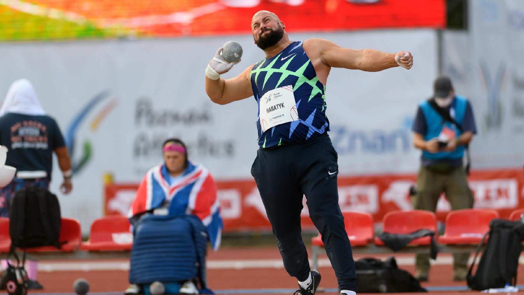 Michał Haratyk w kole. Pcha kulą