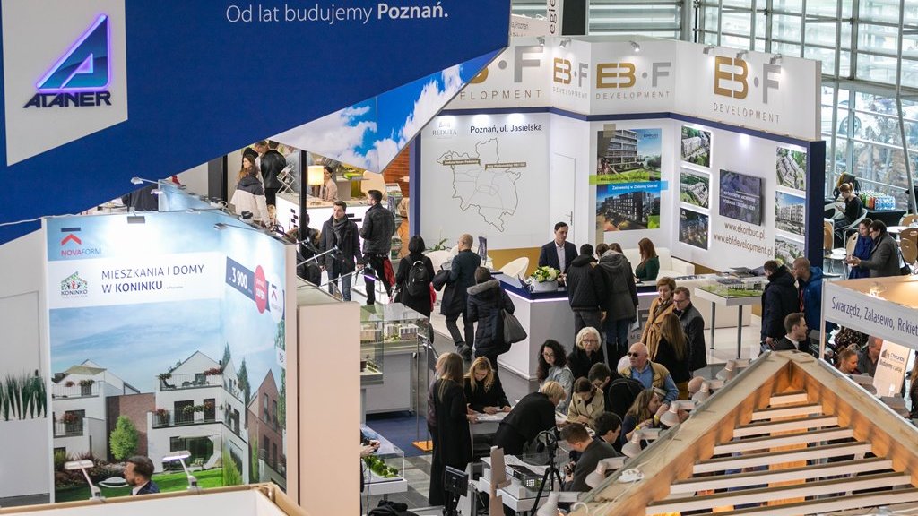Zdjęcie przedstawia grupę ludzi podczas Targów Mieszkań i Domów.