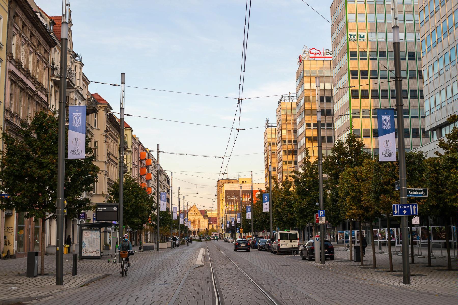 Ulica Św. Marcin z flagami Lecha Poznań - grafika rozmowy