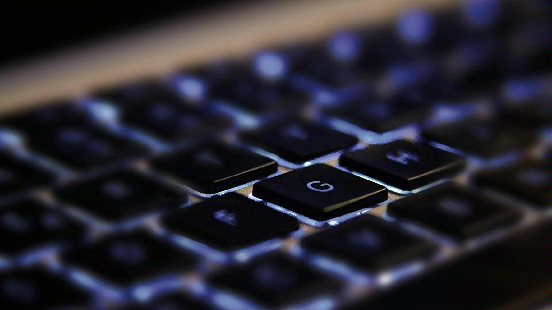 Klawiatura z podświetlonymi klawiszami. Obraz jest wyostrzony na klawisz "G". - grafika rozmowy