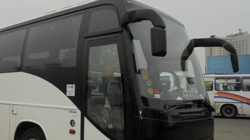 Zdjęcie - autobus spółki PKS S.A, stojący na placu