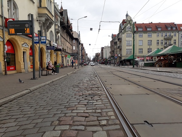 Odcinek ulicy Dąbrowskiego przy rynku Jeżyckim - grafika rozmowy