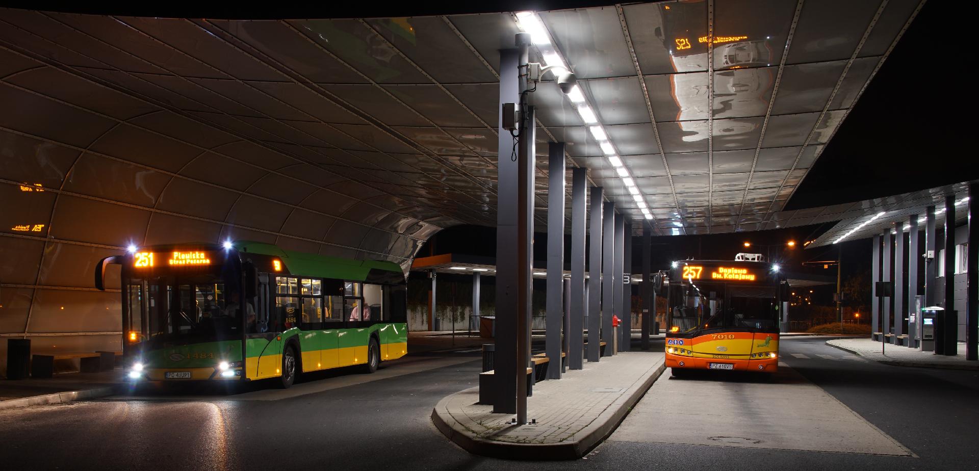 Linie nocne na dworcu autobusowym - grafika rozmowy