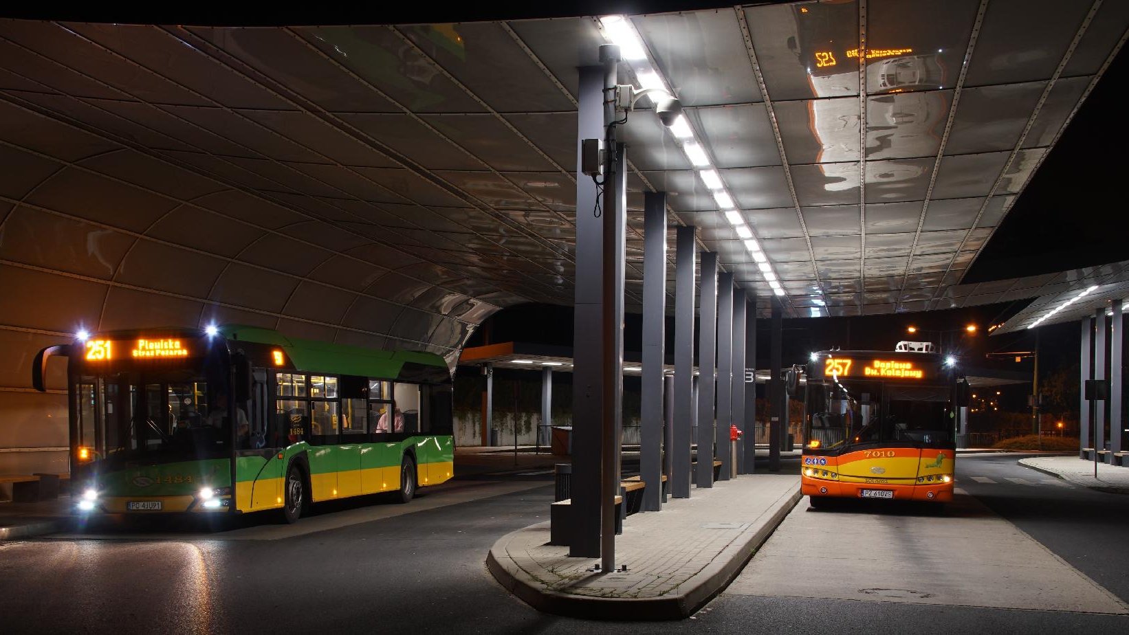 Linie nocne na dworcu autobusowym