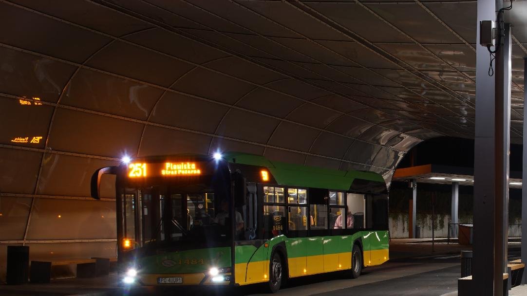 Linie nocne na dworcu autobusowym