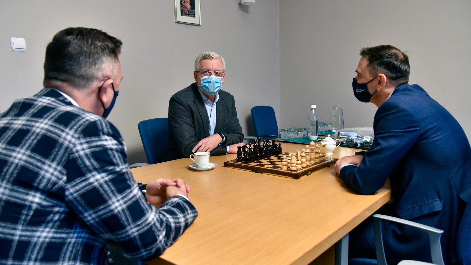 Jacek Jaśkowiak, prezydent Poznania podczas gry w szachy z Radosławem Gudellem. Na pierwszym planie Adam Gudell.