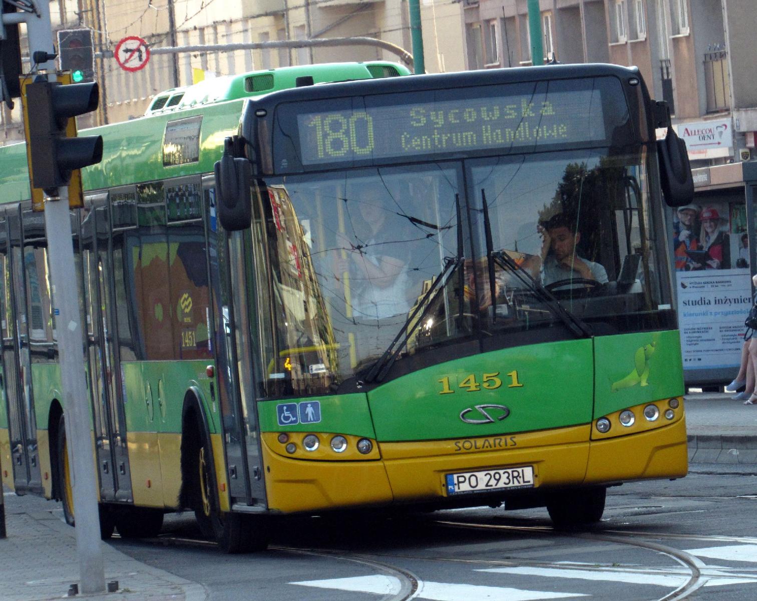 Zdjęcie przedstawia autobus linii 180. - grafika rozmowy