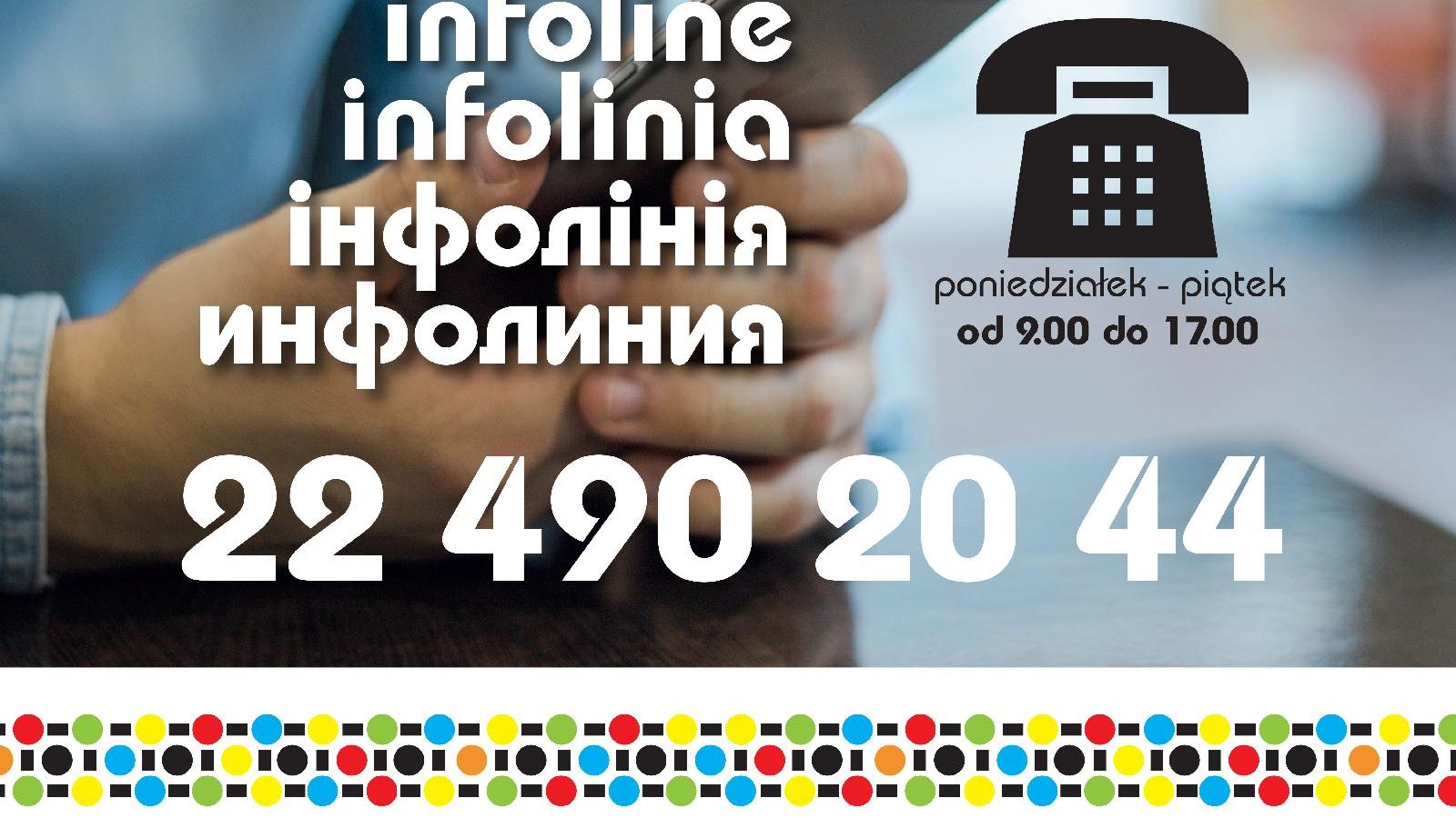 Grafika: numer telefonu infolinii, w tle zdjęcie dłoni trzymających komórkę