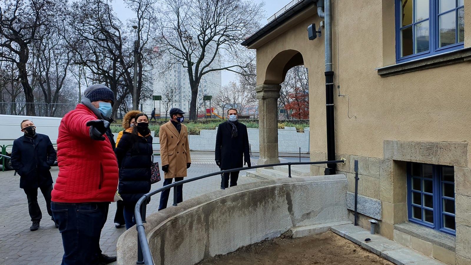 Miejsce przed szkołą przygotowane na nasadzenia