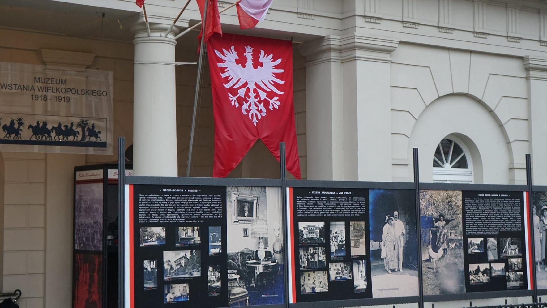 Stary Rynek: na pierwszym planie widzimy budynek muzeum, przed nim znajdują się tablice ze zdjęciami Paderewskiego.