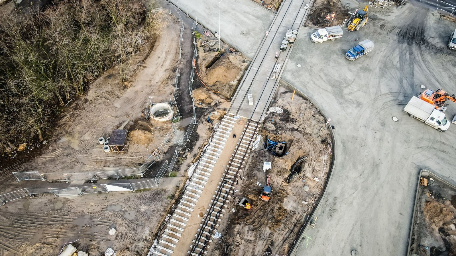 Widok z lotu ptaka na budowę trasy tramwajowej na Naramowice