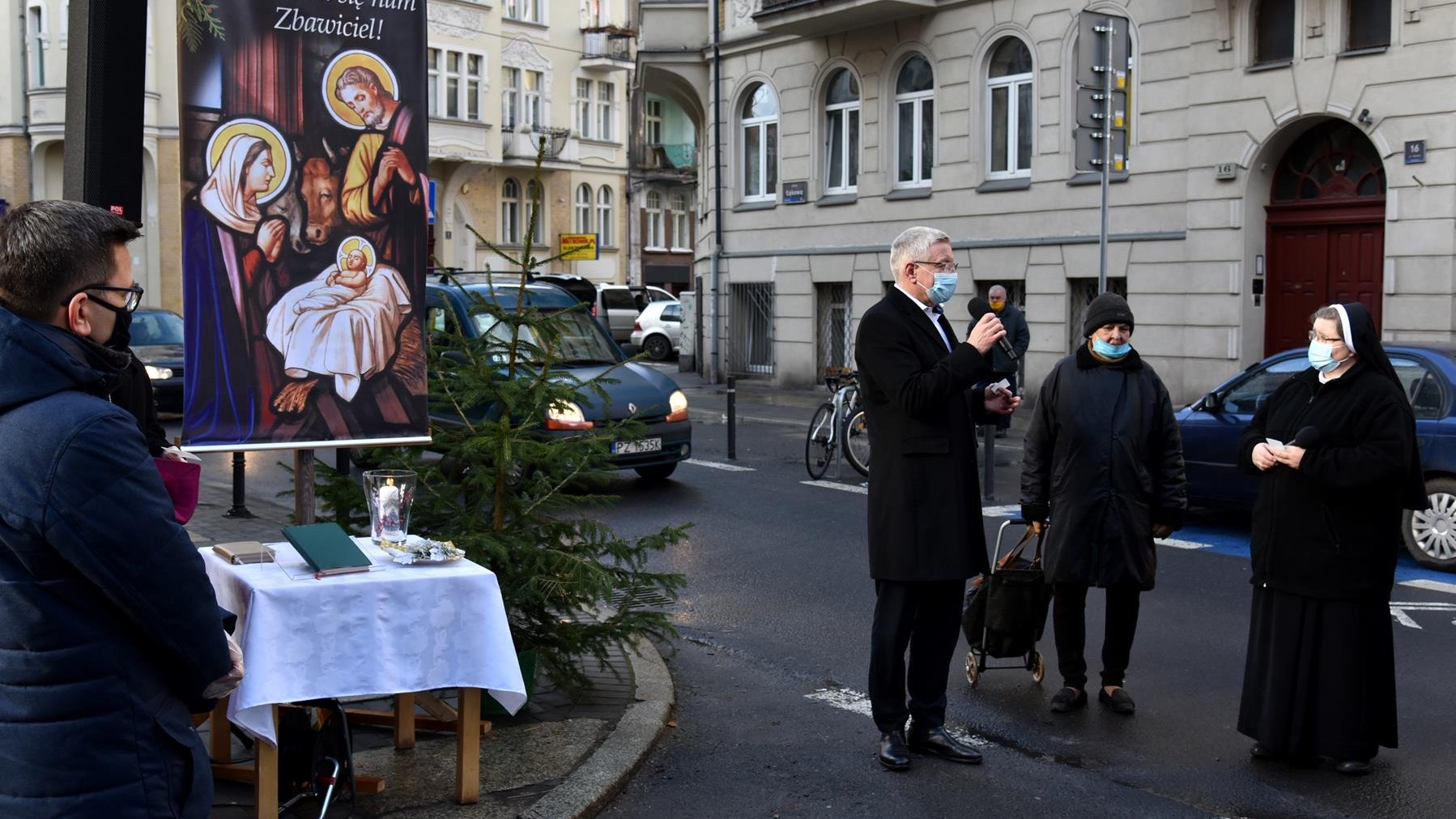 Rozdawanie paczek i jedzenia potrzebującym