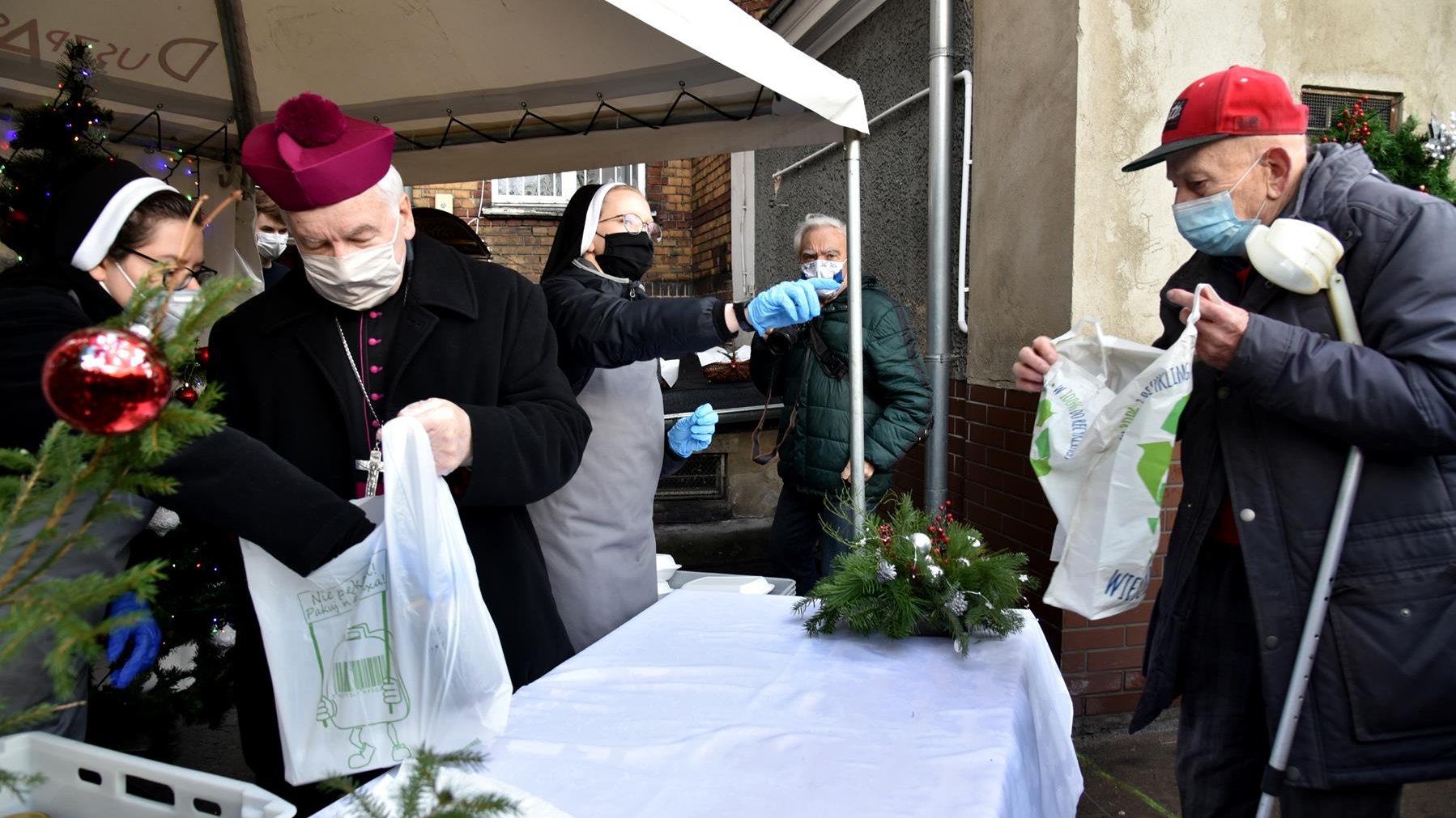 Rozdawanie paczek i jedzenia potrzebującym