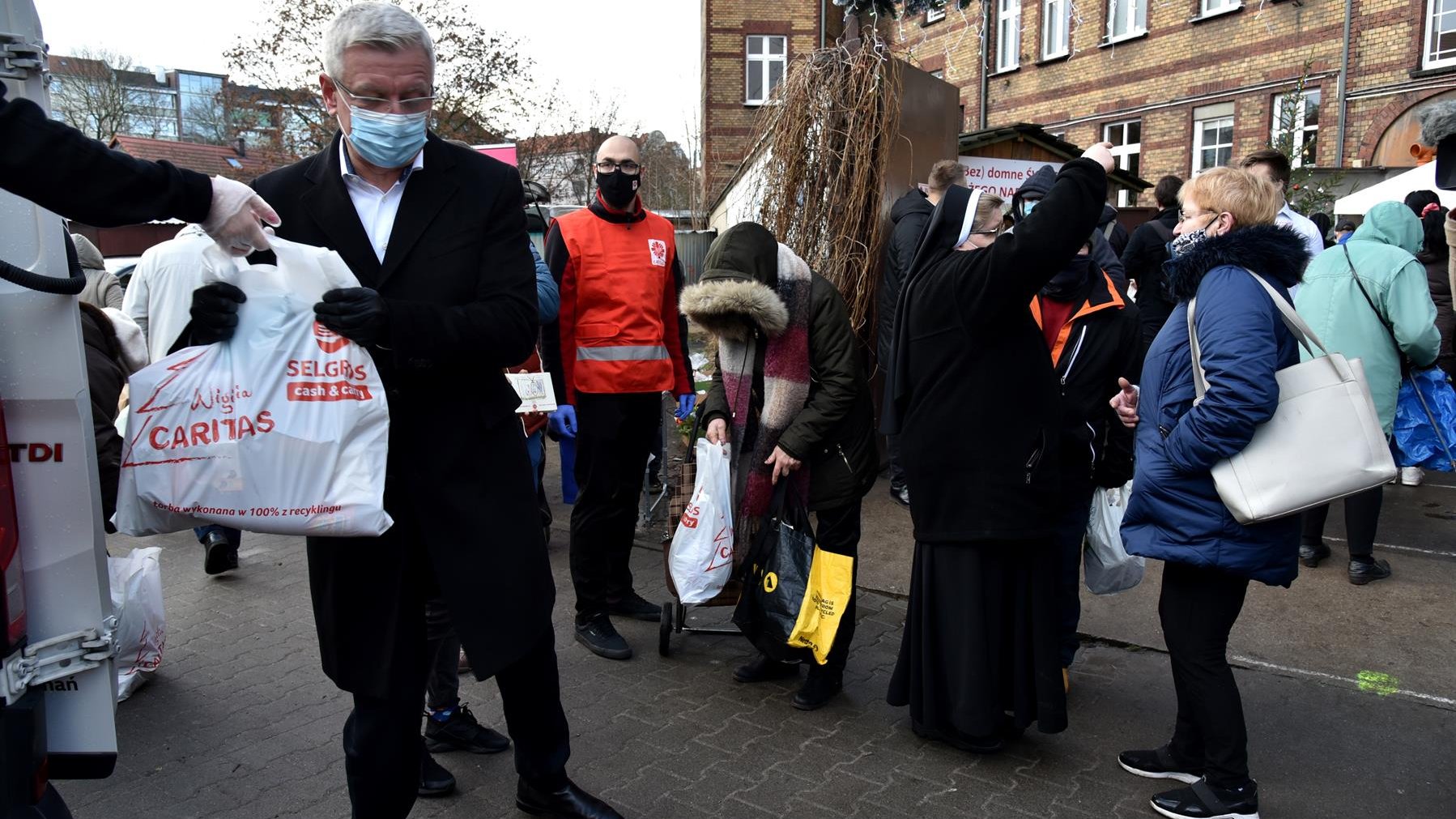 Rozdawanie paczek i jedzenia potrzebującym