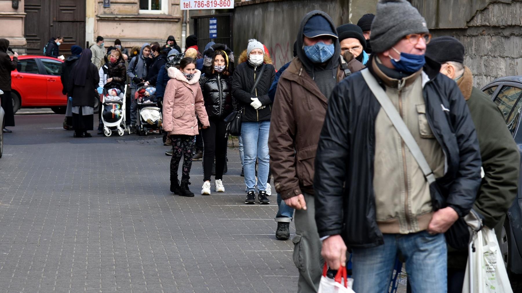 Rozdawanie paczek i jedzenia potrzebującym