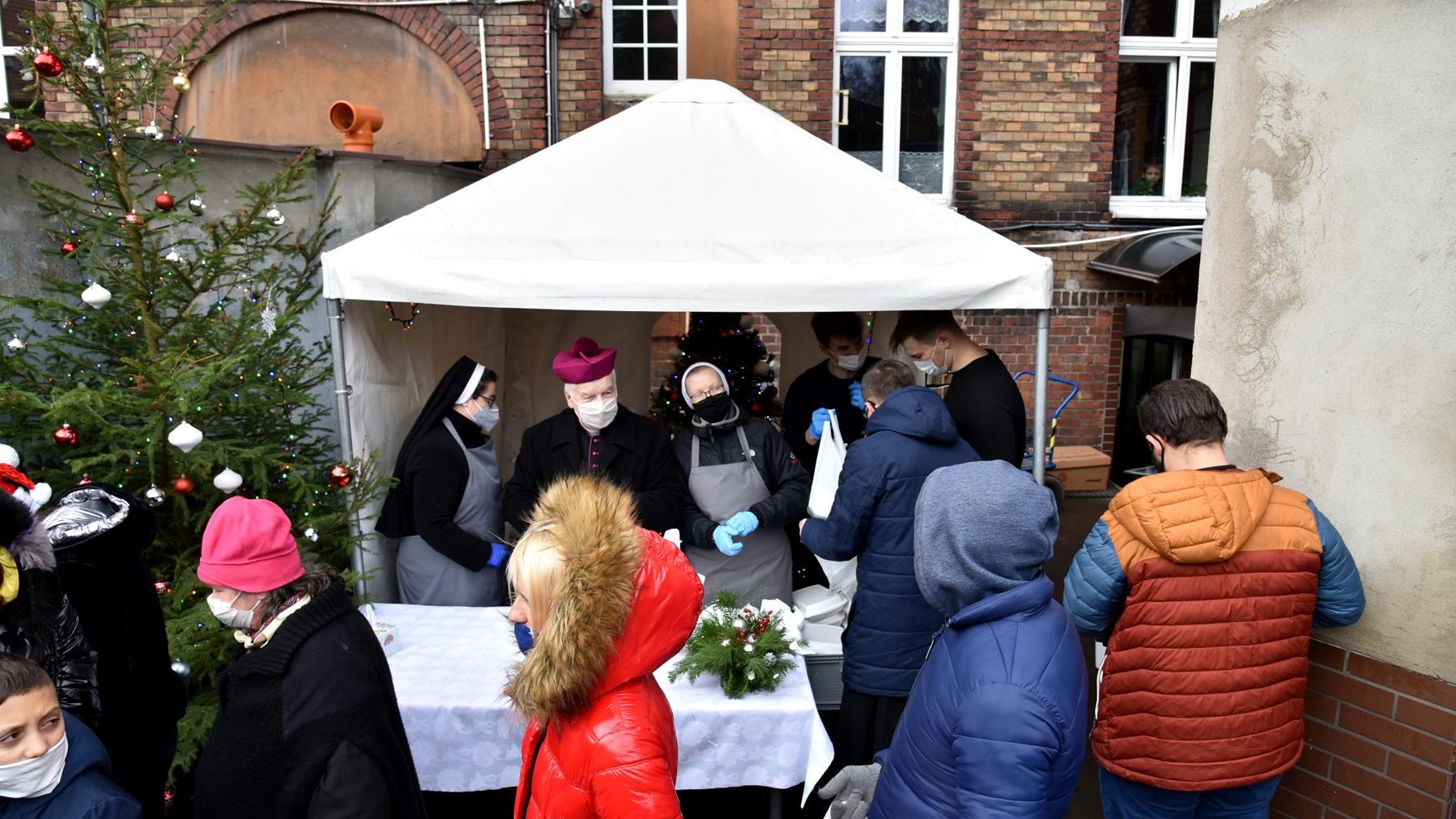 Rozdawanie paczek i jedzenia potrzebującym