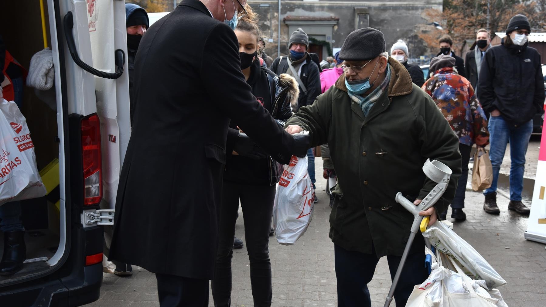 Rozdawanie paczek i jedzenia potrzebującym