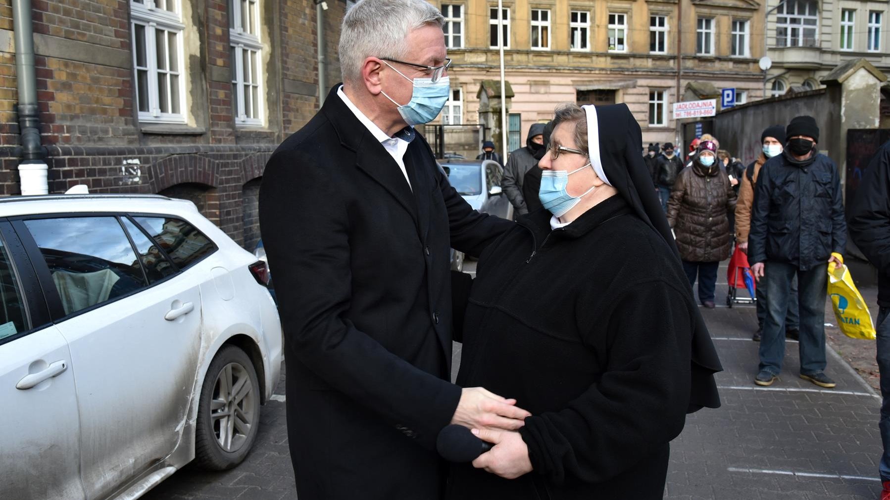 Rozdawanie paczek i jedzenia potrzebującym